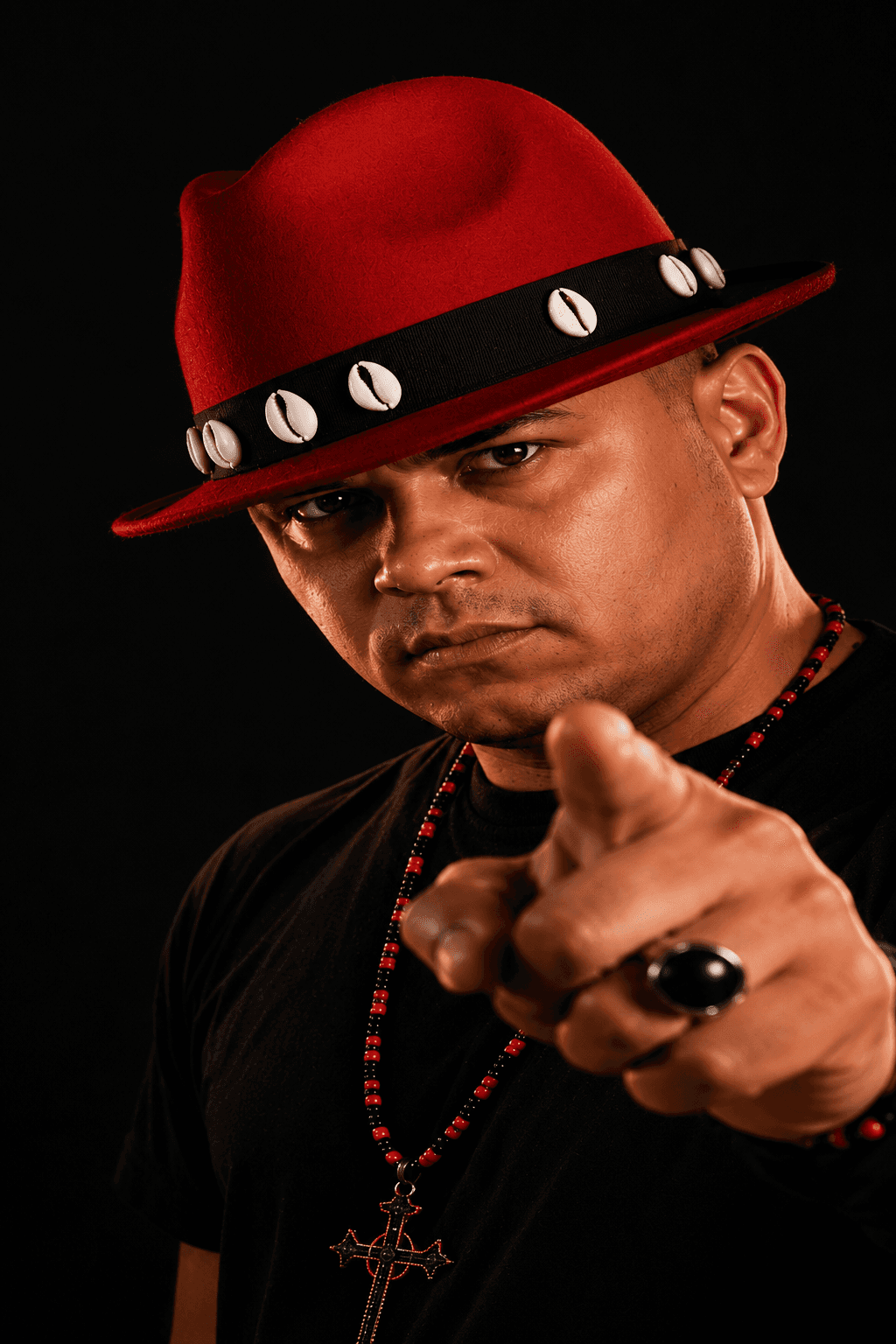Mestre Yago com chapéu vermelho durante atendimento espiritual